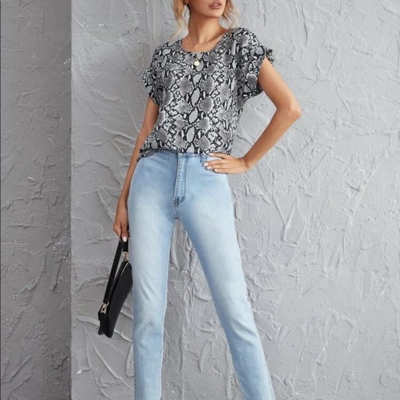 Snakeskin print blouse - Picture 4 of 5